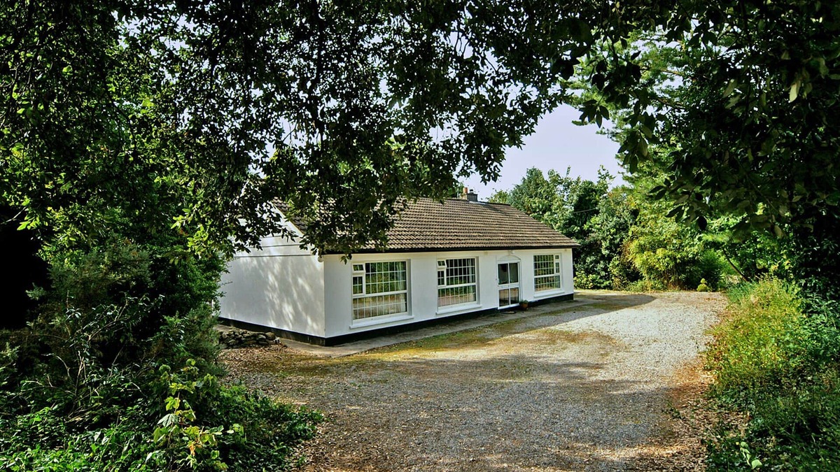 Clogheen House | Ballyboy Cottage - Three Bedroom House, Sleeps 6