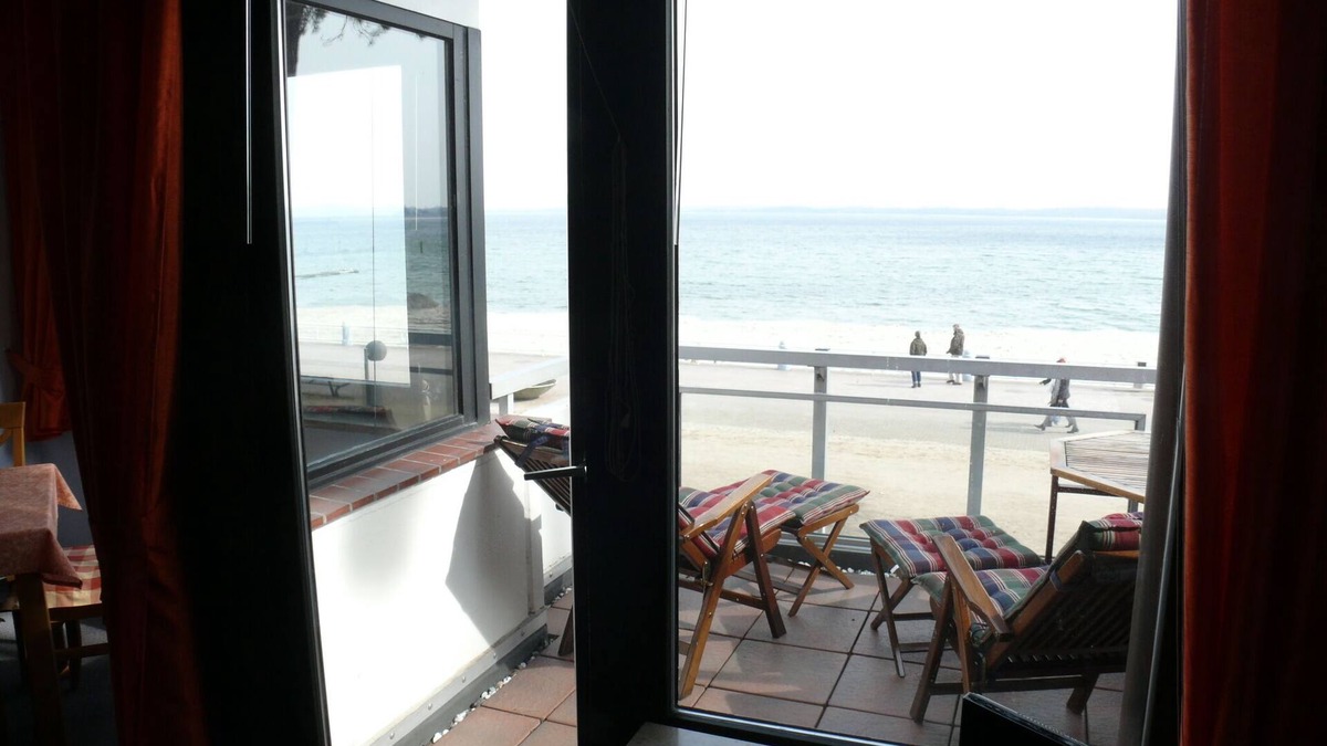 Alt-Travemunde/Ronnau Apartment | Baltic Sea view, directly on the beach