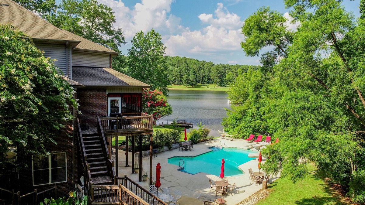 Tuscaloosa House | Bama Lakeside Retreat-Pools, Lake, Child & adult fun! Special Summer Rates!