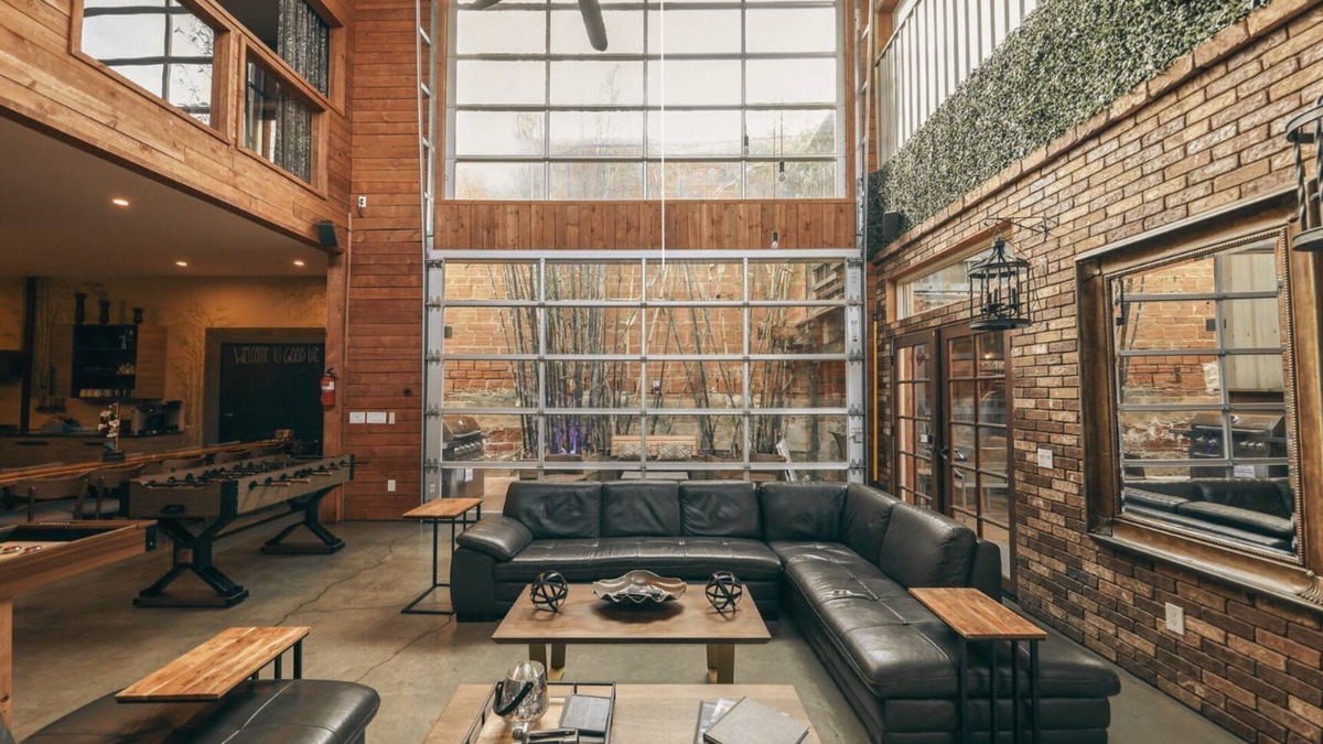 Logan Heights Apartment | Bamboo Loft 6BR: Sleeps 24 in Downtown SAN