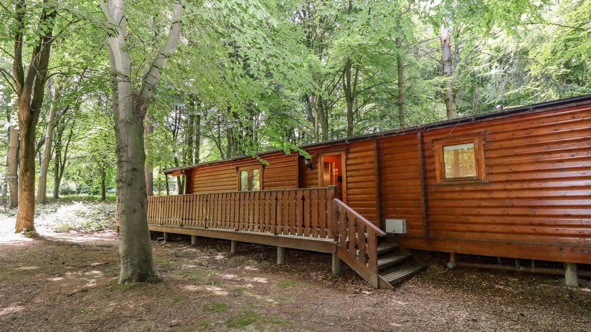 Kenwick Cottage | BAMBOO RETREAT, character holiday cottage, with hot tub in Louth