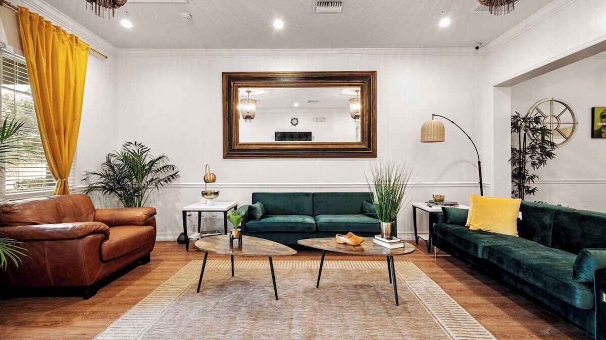 Orlovista Hotel | Banana Leaf Villa-Marley Suite with Living Room