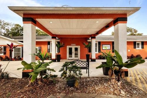 Orlovista House | Banana Leaf Villa-Vintage Vibes- King Suite