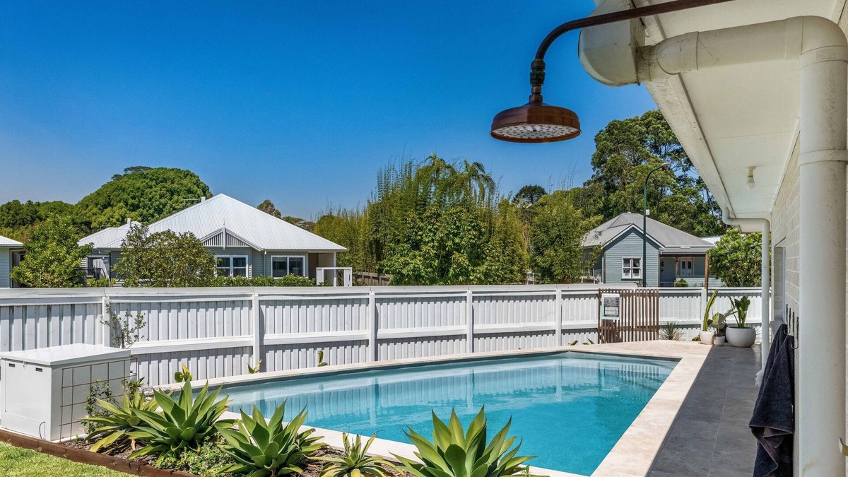 Bangalow House | Bangalow Breeze - Lovely pool - Walk to centre