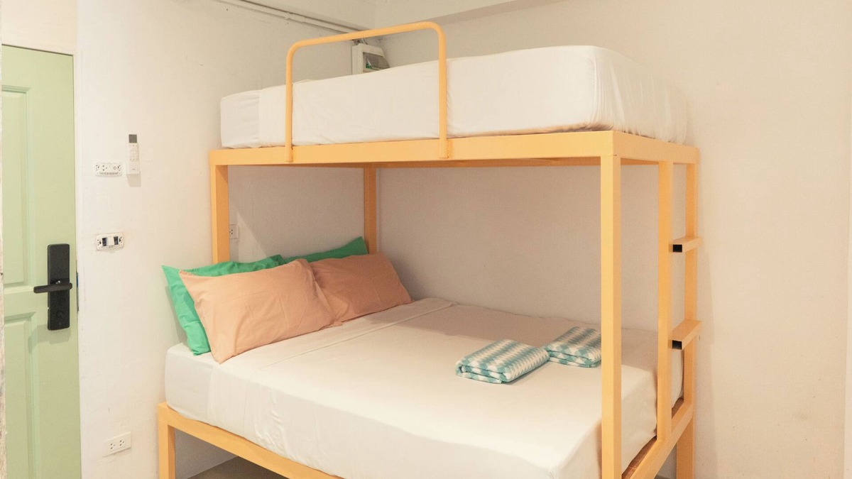 Chana Songkhram Hotel | Bangkok Stay for Friends & Solo, 5-Min Walk to Khaosan Rd., Cool A/C, Free WiFi
