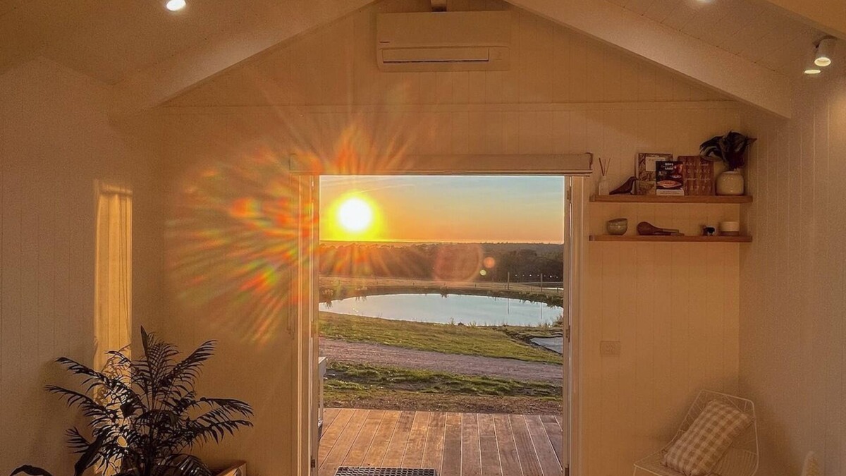 Seaton Cabin | Banjos Cabin Gippsland | Valley Views · Luxury Eco Escape | Pond Valley Views Fi