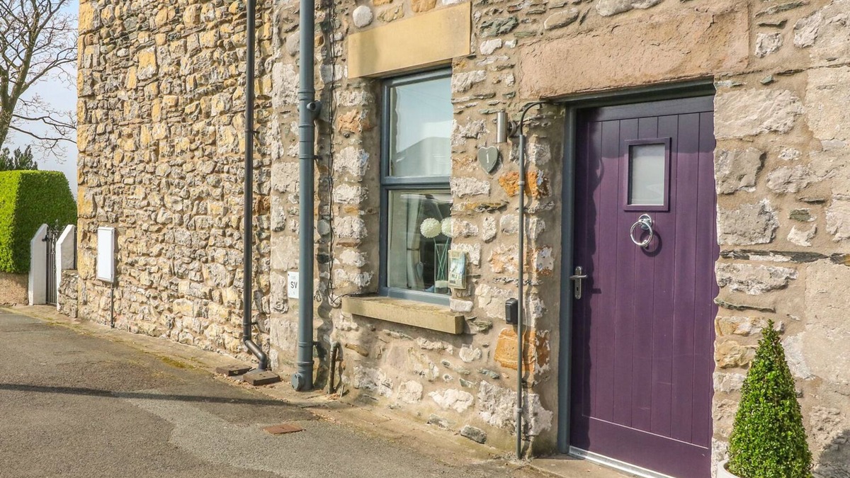 Ingleton Cottage | BANK END COTTAGE, pet friendly, character holiday cottage in Ingleton
