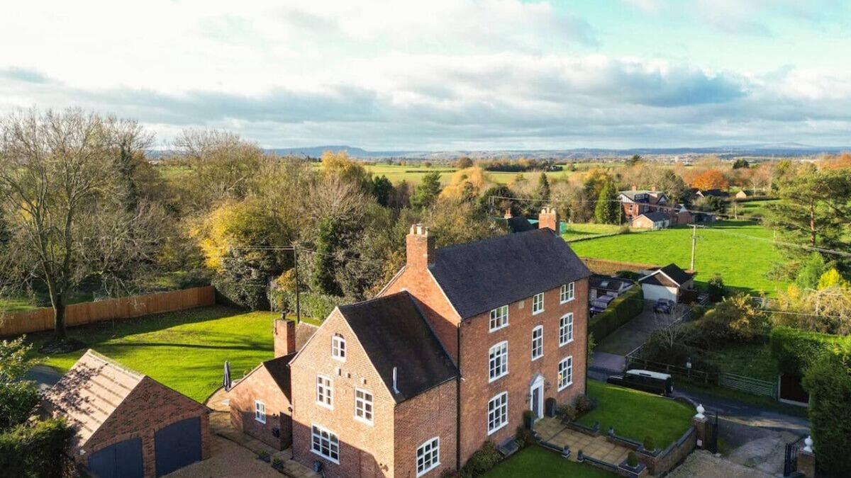 Shobdon House | Bank Farm House - Stunning House & Gardens