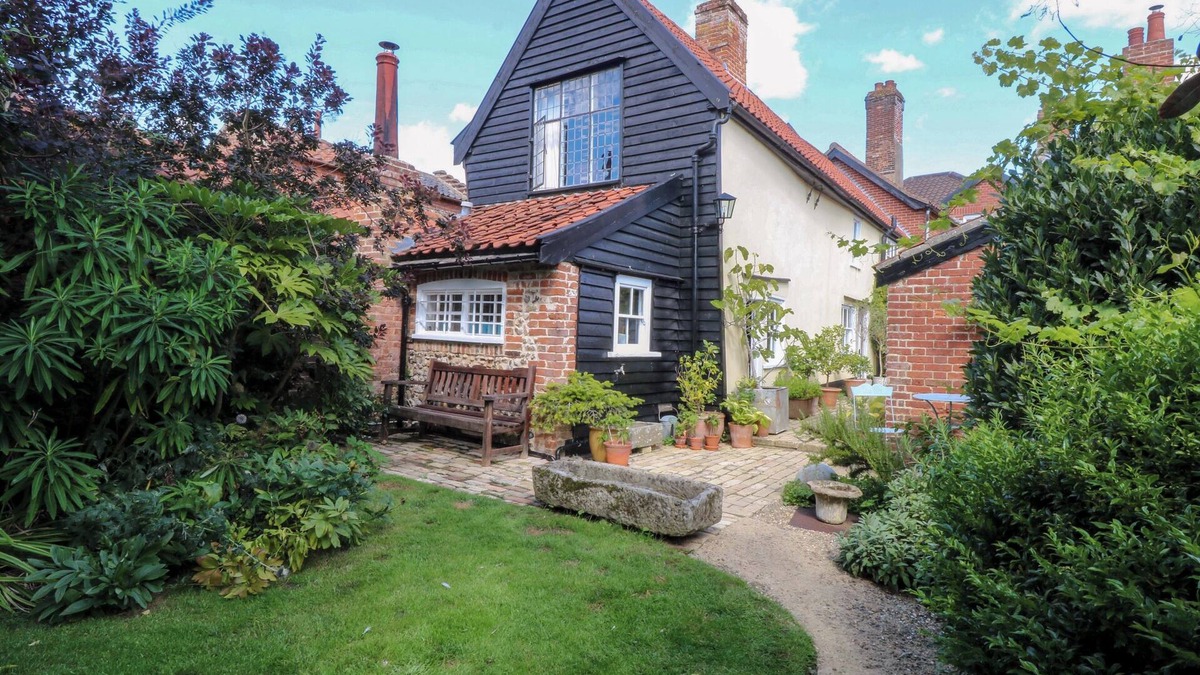 Hingham Cottage | BANK HOUSE, pet friendly, character holiday cottage in Hingham