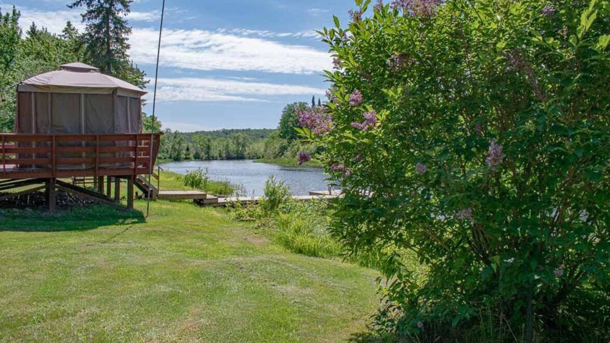 Ryerson Cottage | Bankside - Affordable Riverfront Cottage w/Swimming, Pool Table, Air Hockey, AC