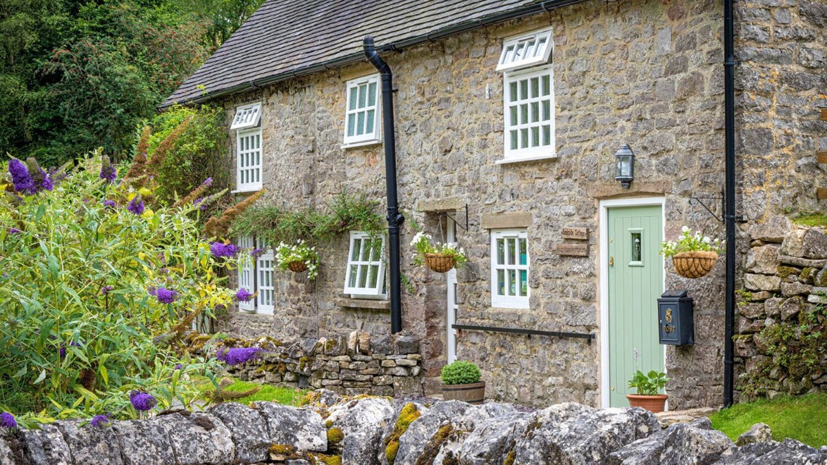 Alstonfield House | Bankside Cottage - Peak District Walking Break - Cosy cottage/Pet-Friendly!