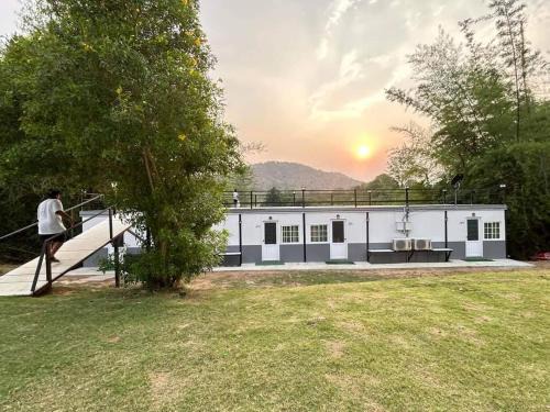Kanchanaburi Resort | Bansuanmaenam(บ้านสวนแม่น้ำ):sunset view room