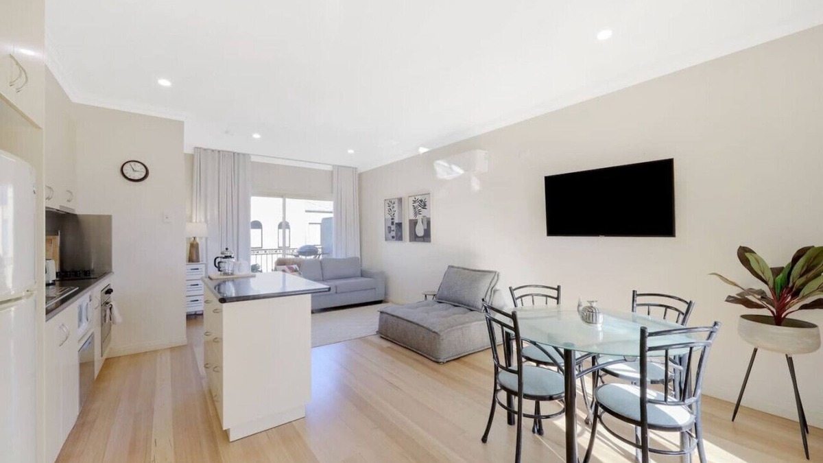 Warrnambool Apartment | Banyan Retreat - one king bedroom apartment in CBD