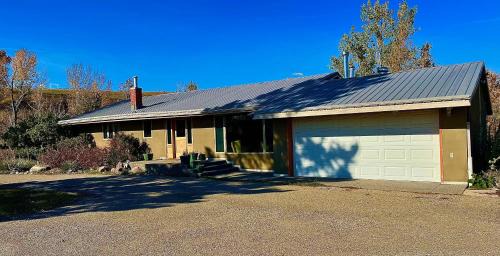 Foothills County House | Bar M5 Ranch Stay