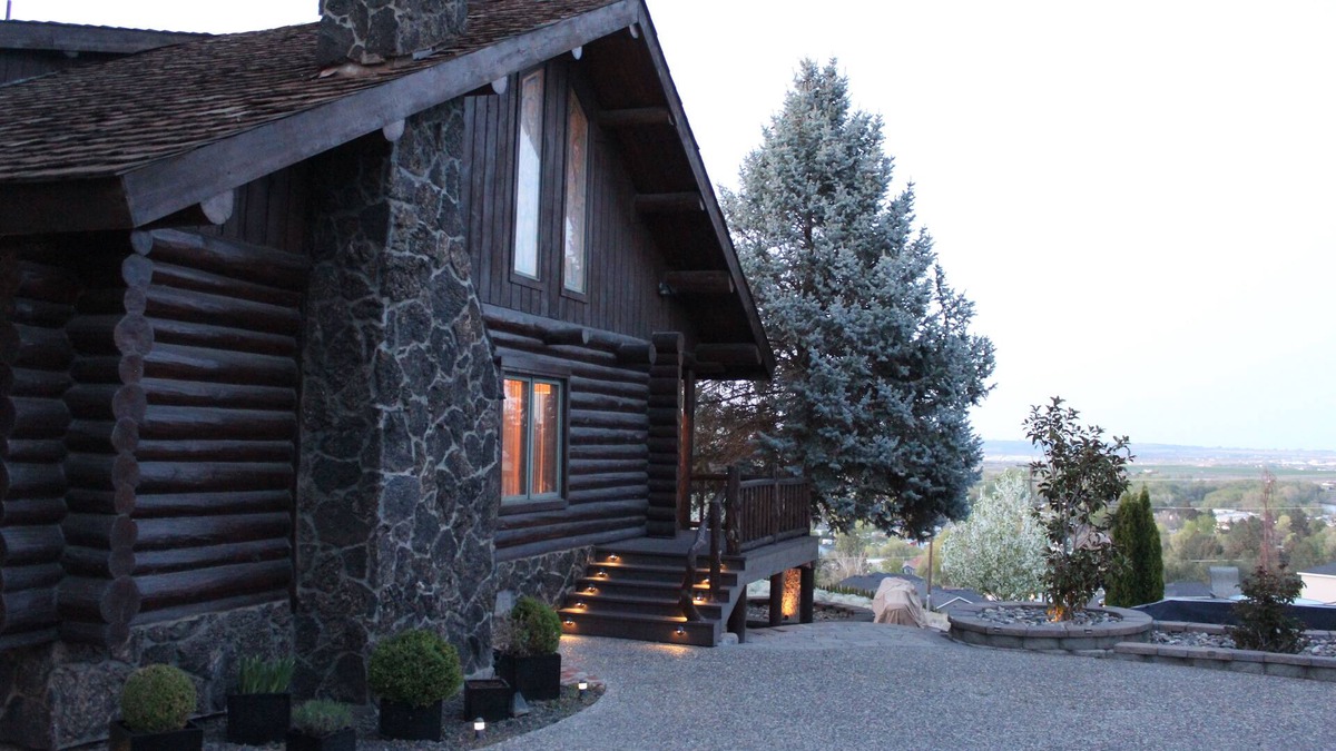 West Richland House | Barbara's Cabin. A luxury log home in the heart of Washington wine country.
