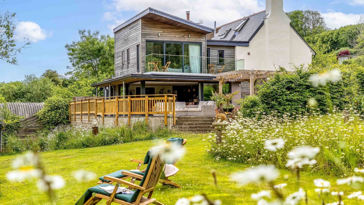 Dittisham Cottage | Barberry Farm Cottage - sleeps 8 guests in 4 bedrooms