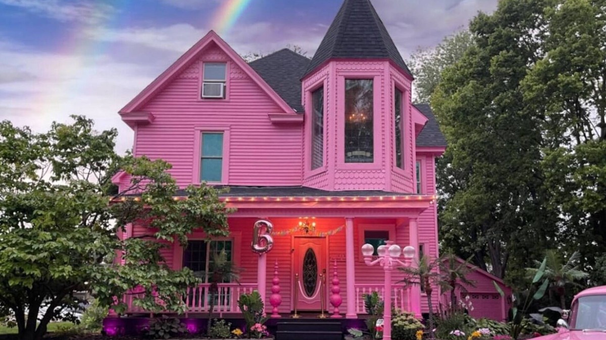 Hudson House | Barbiecore Castle Vibe’n in DT Hudson