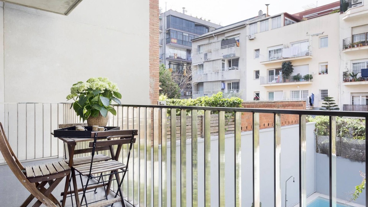 Sant Gervasi Apartment | Barcelona: Bright Apartment in Sarrià-San Gervasi