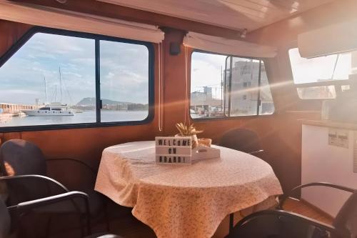 Poblats Maritims Boat Rental | Barco muy espacioso con dos terrazas Valencia CENTRO!