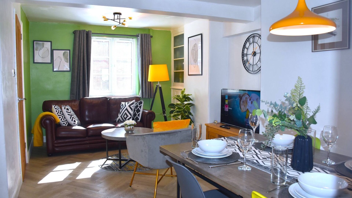 City Centre Cottage | Bard's Nest Scholars Cottage, town centre, 2 bedrooms 2 bathrooms, 5 mins RSC