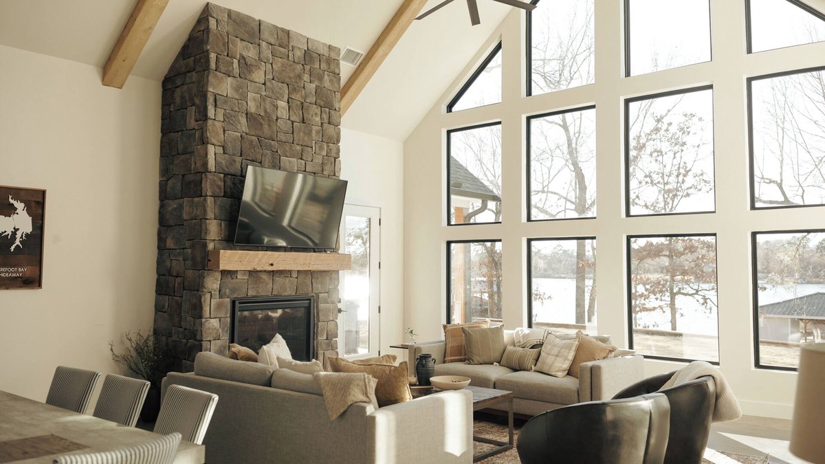 Dogwood House | Barefoot Bay HideawaynA Spacious Lakefront home on Lake Bob Sandlin