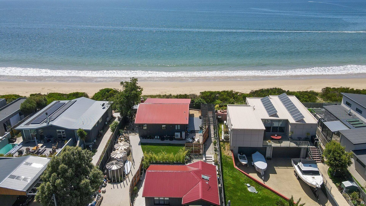 Cremorne House | Barefoot Bungalow luxurious retreat - private walkway to the beach