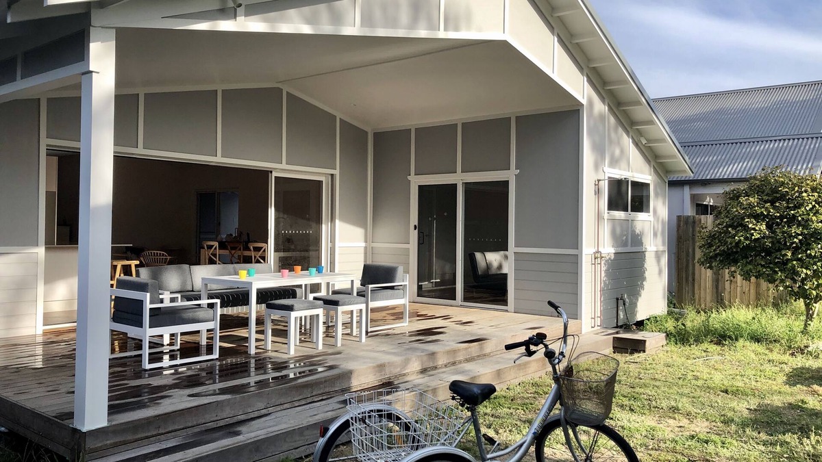 Booker Bay House | Barefoot Retreat Booker Bay walk to beach, shops, cafes, family and large groups