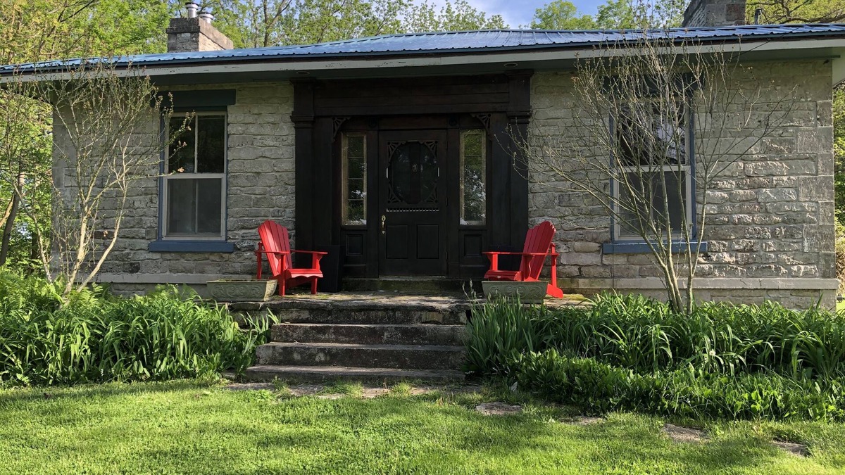 Kingsville Cottage | BarefootonPelee: Stonehousen[No Cleaning Fee! Starlink Internet!]