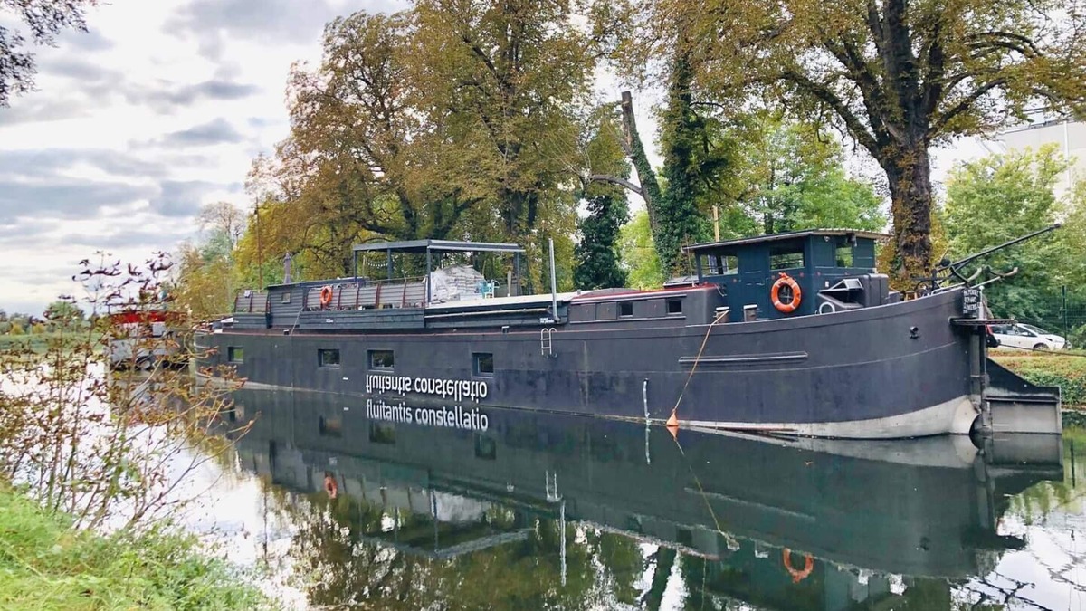 Longeville-les-Metz Boat Rental | Barge-Apartment-Ensuite-Canal view