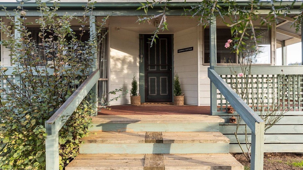 Mansfield Cottage | Baringa Cottage - Quant little farm stay cottage sitting amongst the surrounding mountain views.