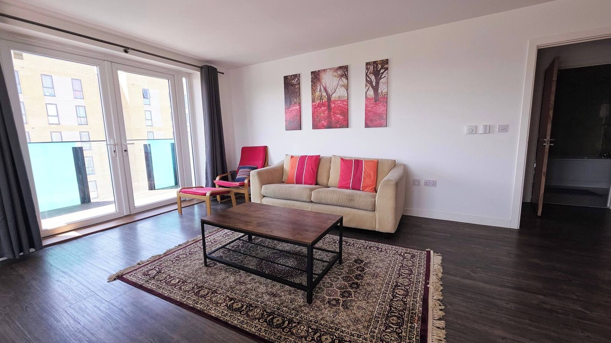 Thames Apartment | Barking 2 Bed Apt with Parking & Good Travel Links