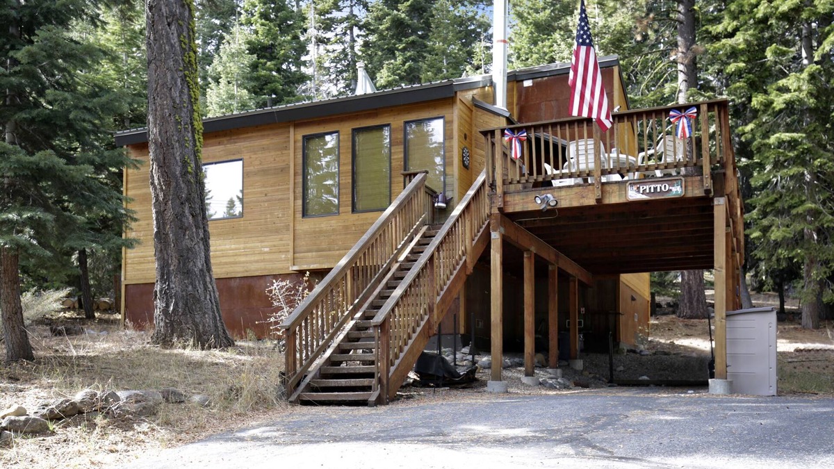 Talmont Cabin | Barking Pine Cabin - private BEACH access, sunny location