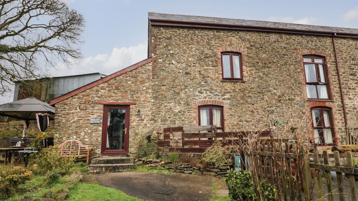Okehampton Cottage | BARLEY MEADOW, pet friendly, character holiday cottage in Okehampton