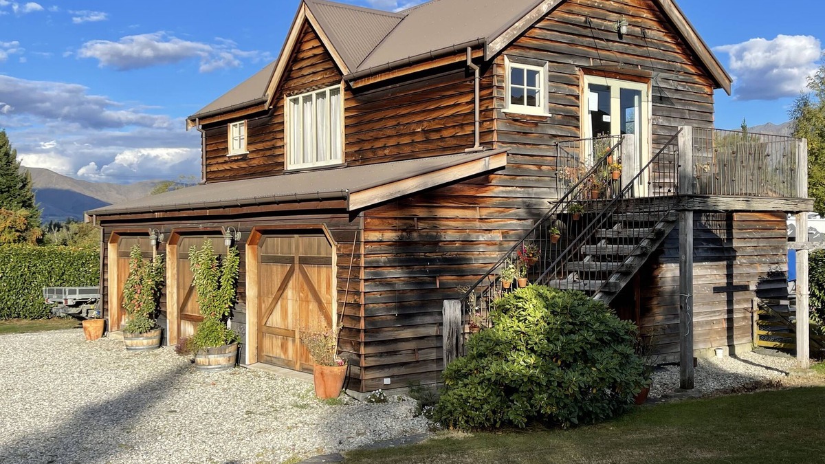 Dalefield Apartment | Barn Apartment - Self Cater - 5 min drive to Coronet Peak Ski field