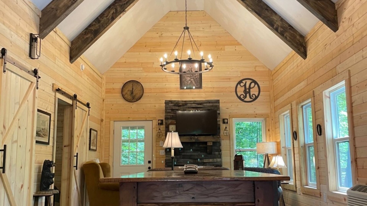 Jeffersonville Cabin | Barn at Red River Gorge Natural Bridge