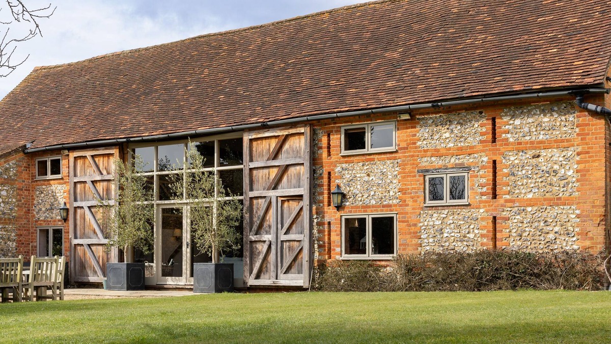 Maidensgrove House | Barn conversion, 10 mins from Henley-on-Thames. Tennis court & indoor pool.