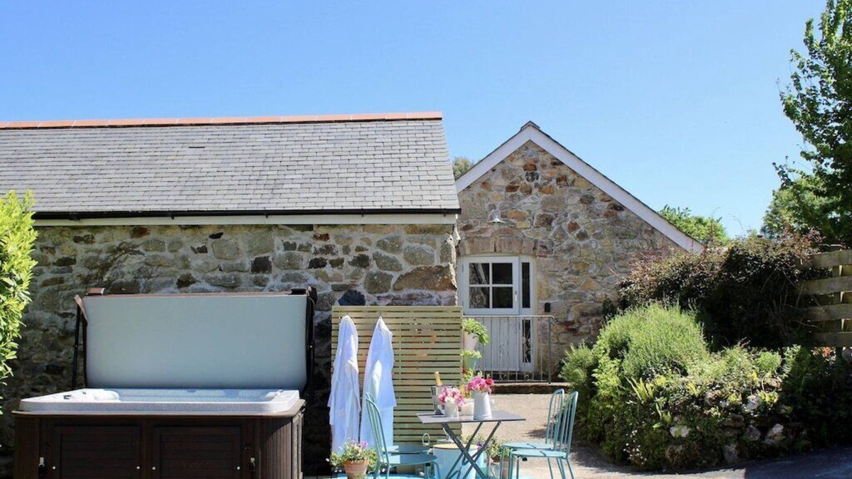 Relubbus House | Barn conversion | 2 bathrooms | Hot tub | Close to Marazion and St Ives.