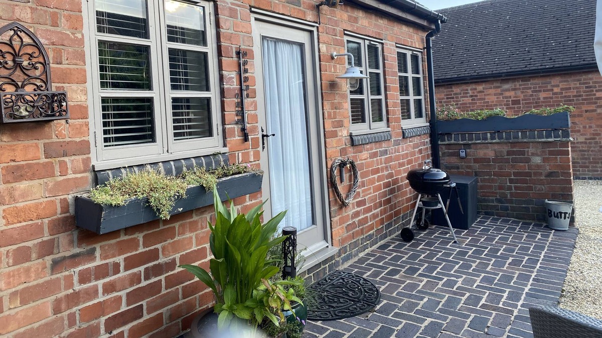 Isley Walton House | Barn conversion with jacuzzi