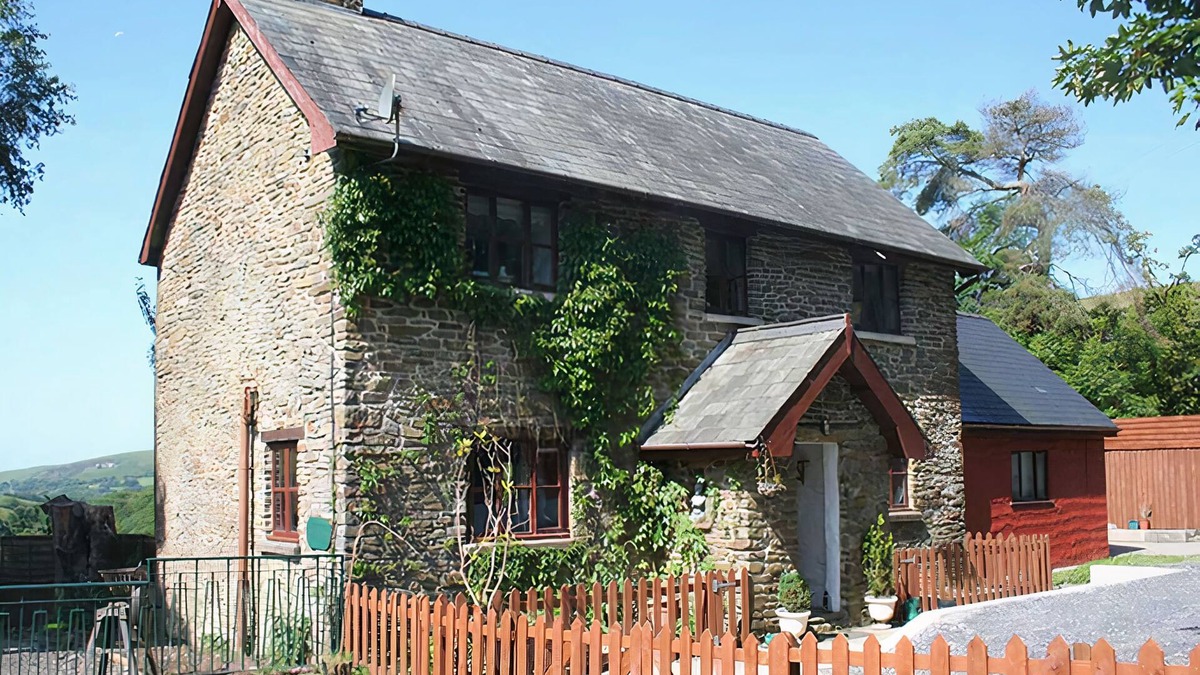 Mawr Cottage | Barn Cottage - Farm Park Stay with Hot Tub, BBQ & Fire Pit
