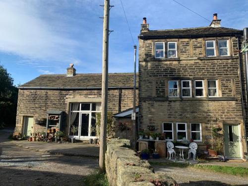 Honley House | Barn Cottage Quirky Weaver's Cottage in Quaint Hamlet