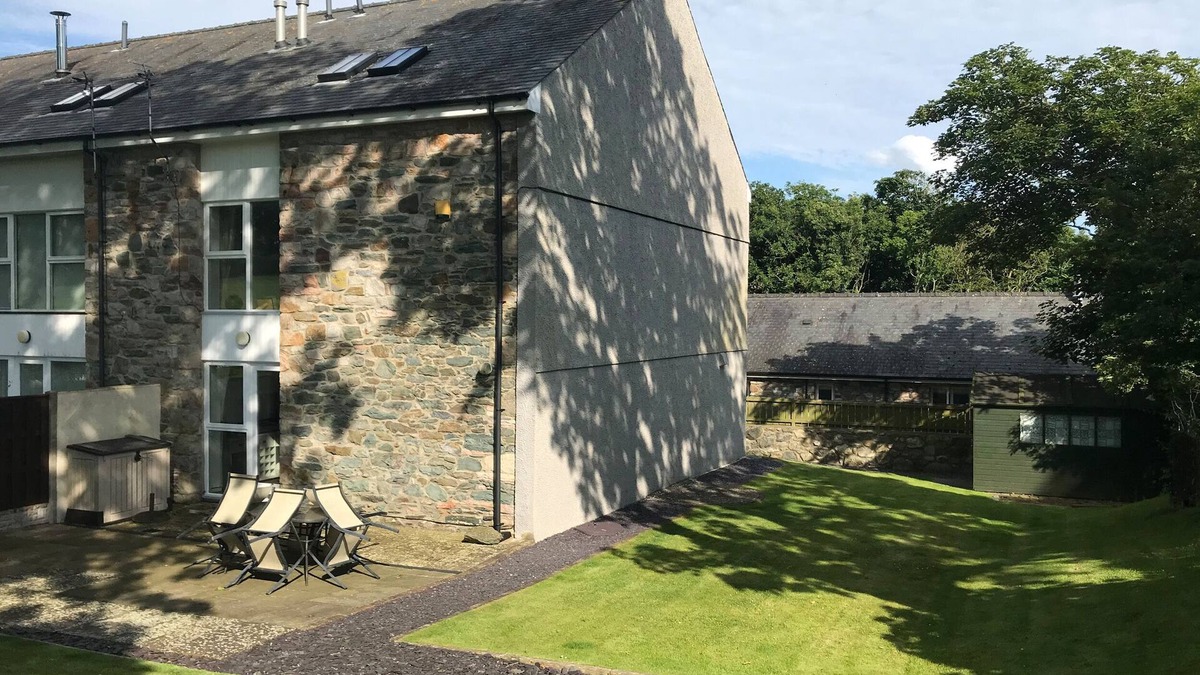 Newborough House | BARN END, 9 STAD CLYNNOG, pet friendly, with a garden in Newborough