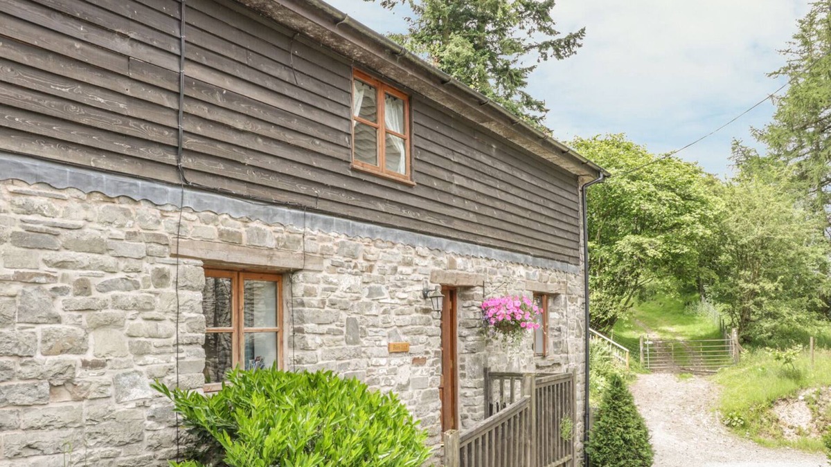 Felindre Cottage | BARN END, pet friendly, character holiday cottage in Felindre