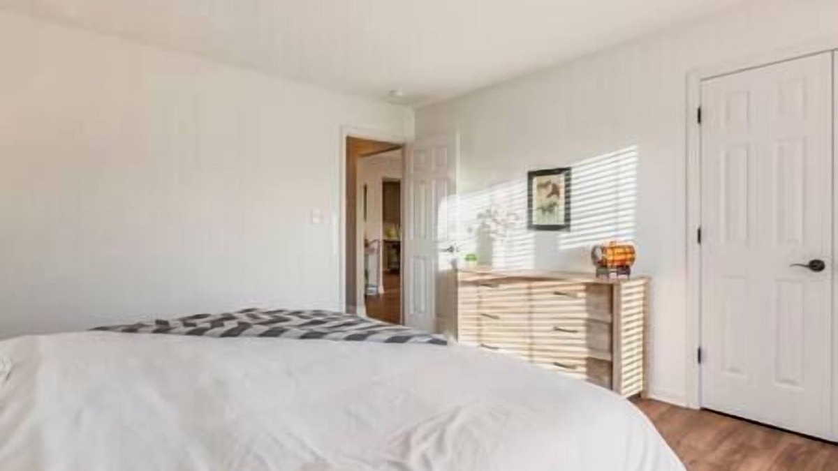La Grange House | Barn + House | 30 Acres | Pickleball | Basketball