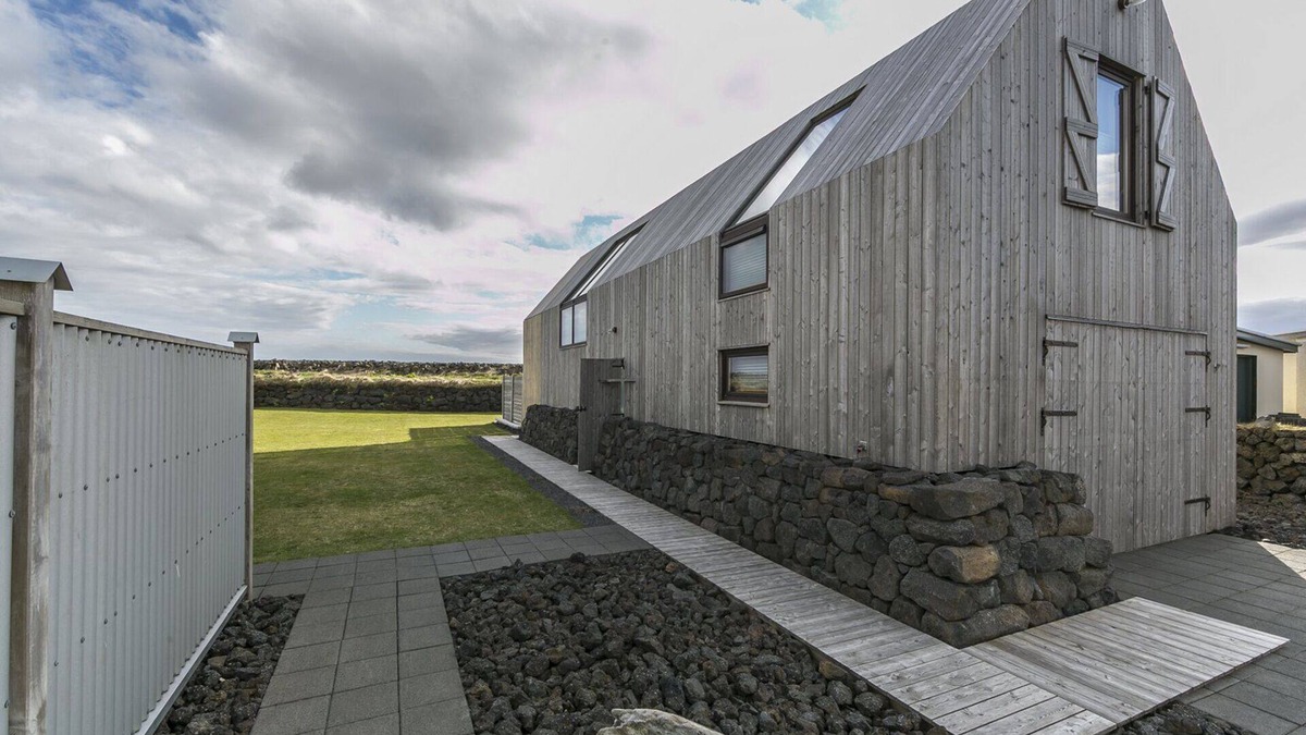 Stokkseyri House | Barn House by the shore in South Iceland - with hot tub