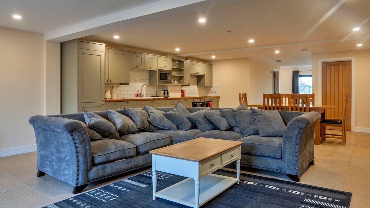 Little Rissington Cottage | Barn in Cotswolds with Private Hot Tub