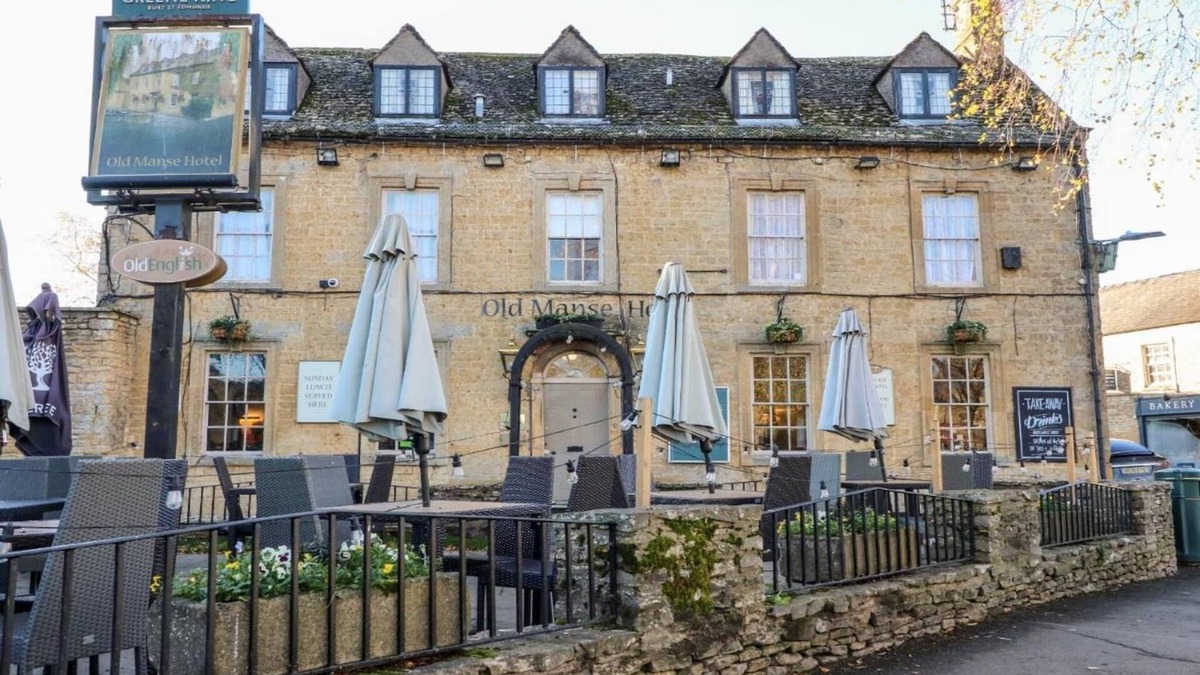 Little Rissington Cottage | Barn in Cotswolds with Hot Tub & Scenic Views