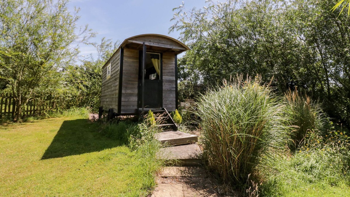 Newport Cottage | BARN OWL VIEW, pet friendly, with hot tub in Newport, Shropshire