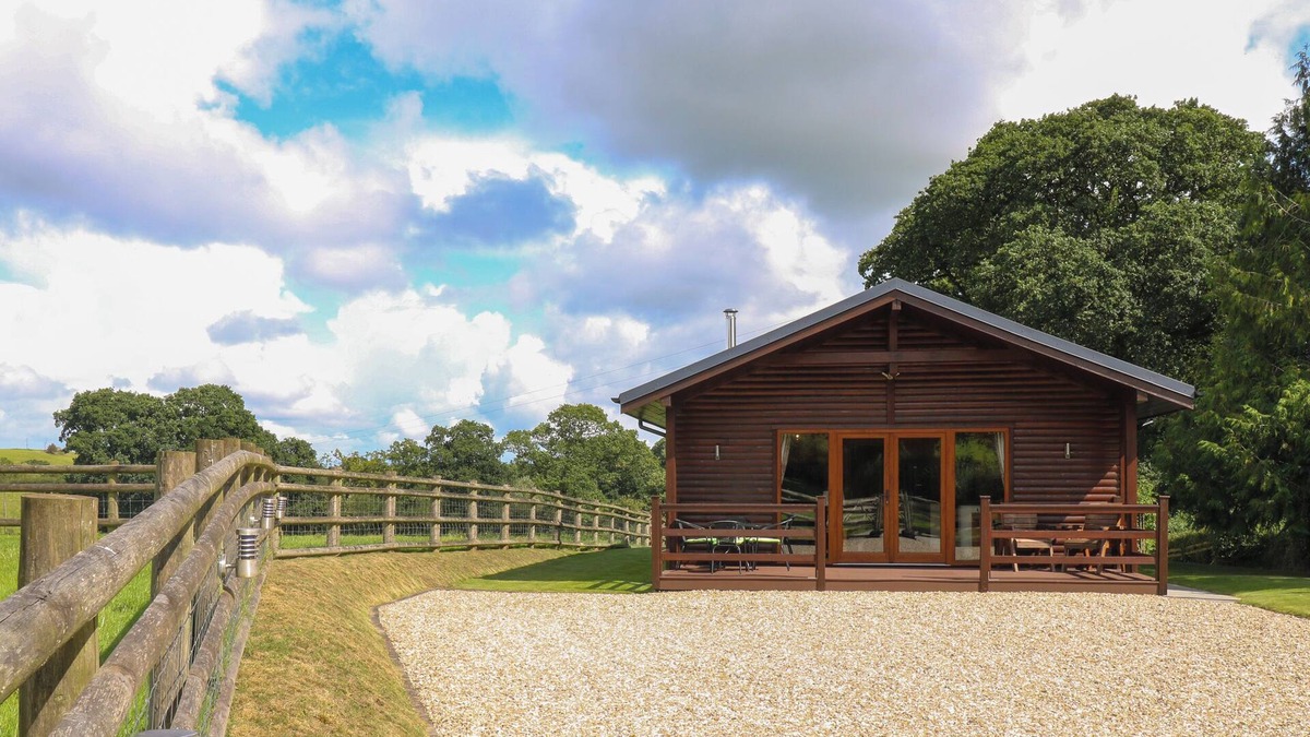 Crediton Cottage | BARN SHELLEY LODGE, family friendly, with open fire in Copplestone