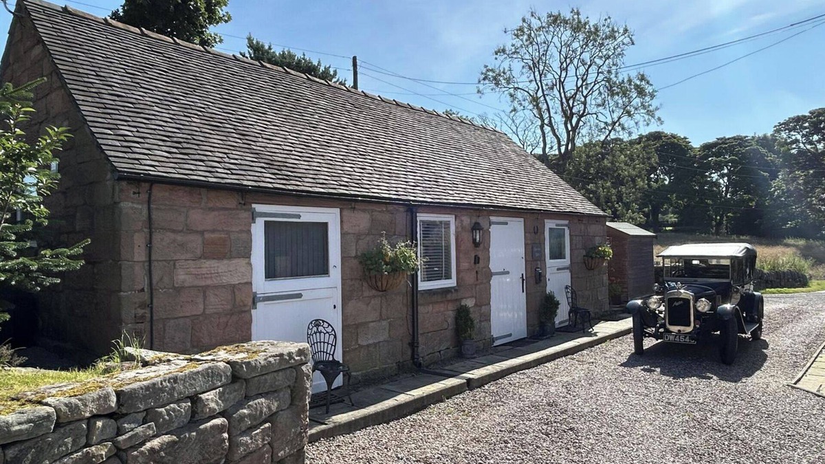 Cauldon Low House | Barn - Sleeps 2 - Pet friendly - Welcome hamper