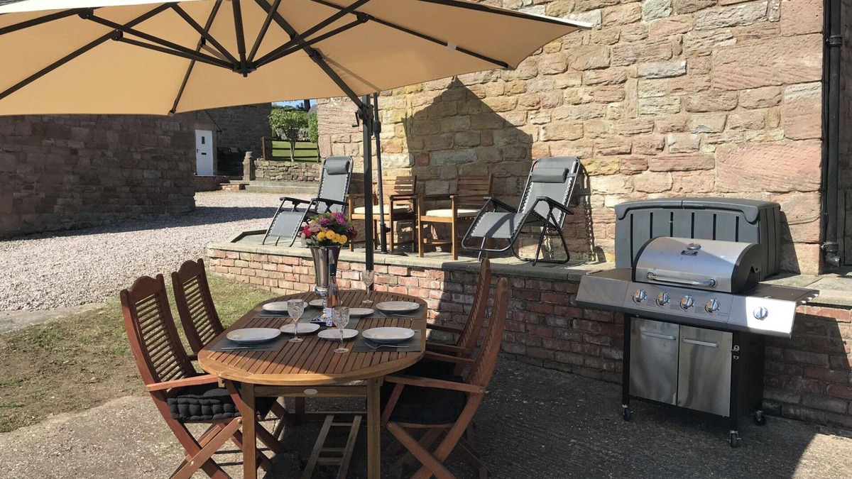 Cauldon Low House | Barn - Sleeps 4 - Garden - Pet friendly